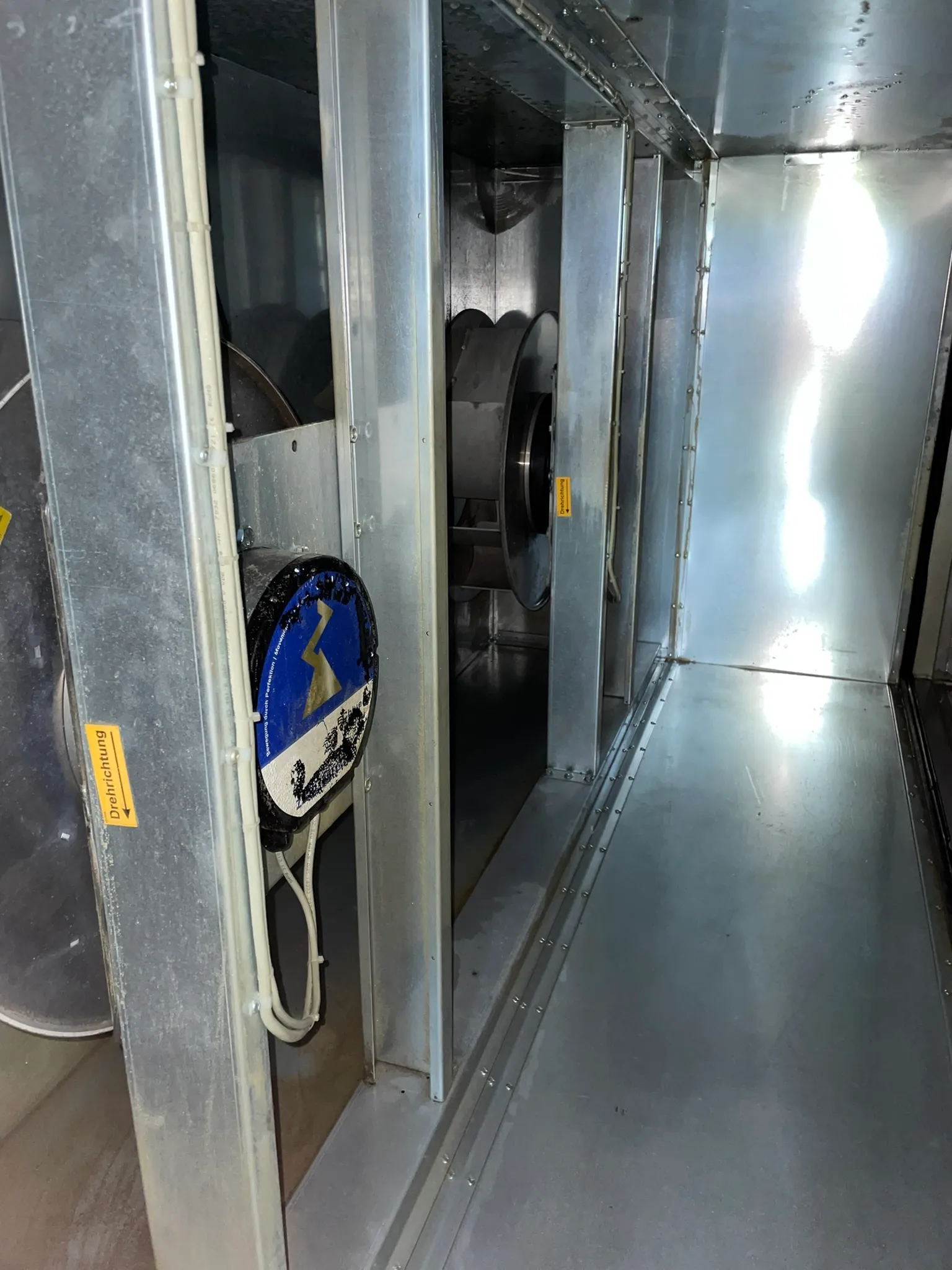 Saubere Ventilatorkammer einer RLT-Anlage nach der Reinigung